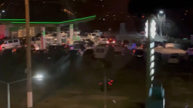 Video +18 // „Pistoale și telefoane”. Tiktokerii moldoveni se împușcă prin benzinării